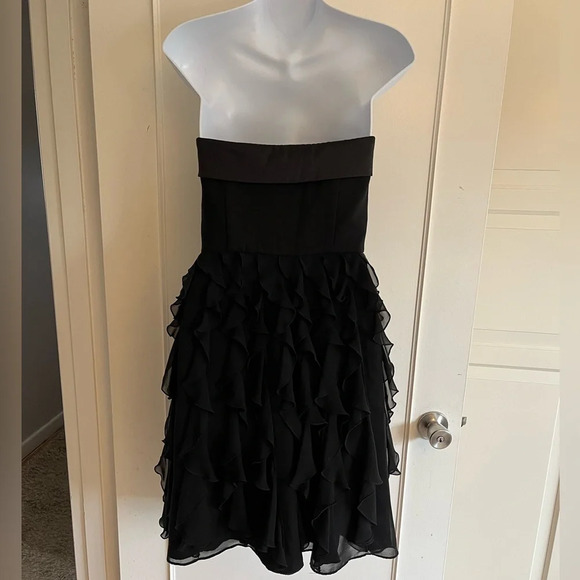 White House black market formal
Black strapless dress size 4 Prom, Party edgy - Picture 3 of 13